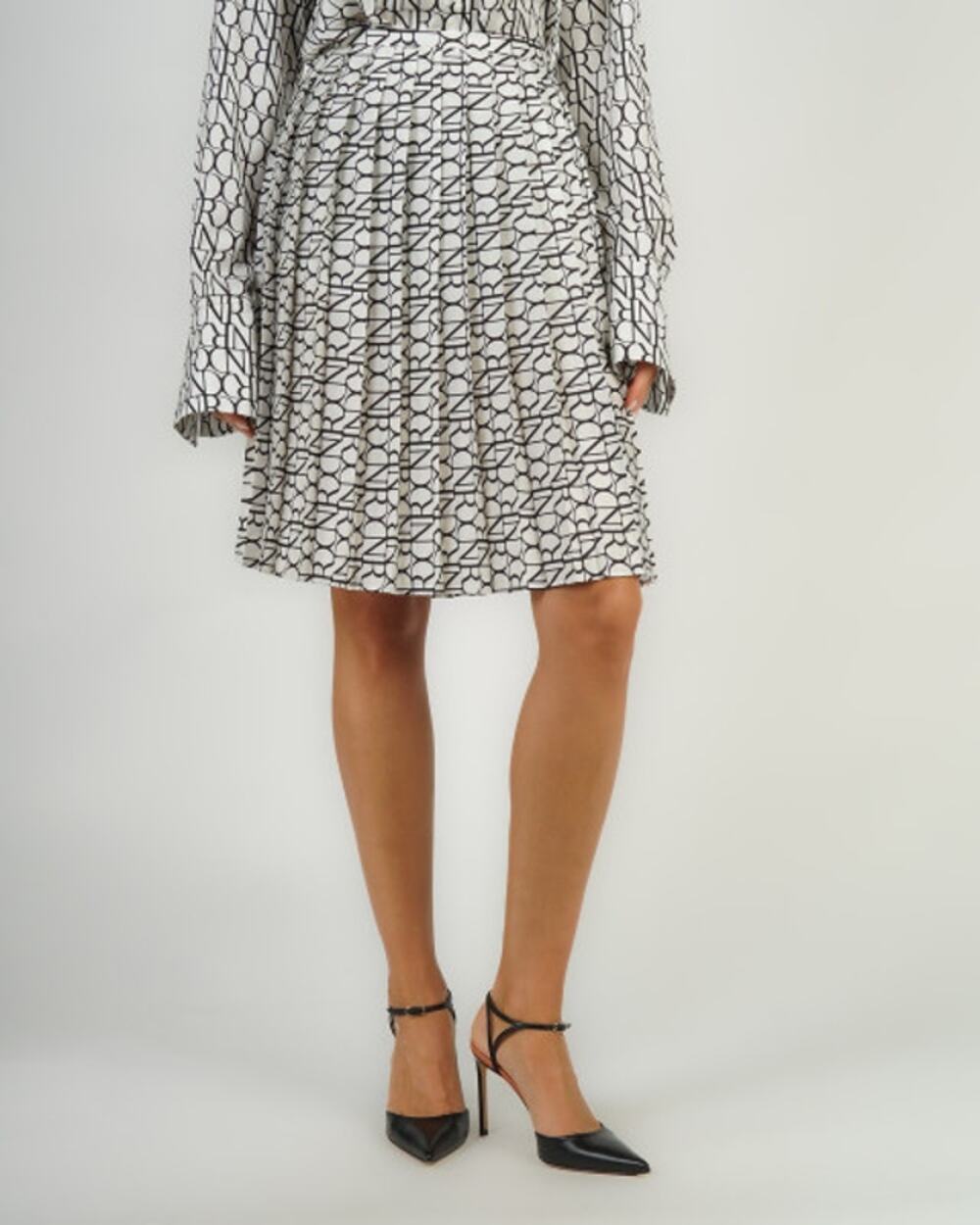 Nina Ricci All Over Logo Pleated Mini Skirt in Cream Noir 34 US 2